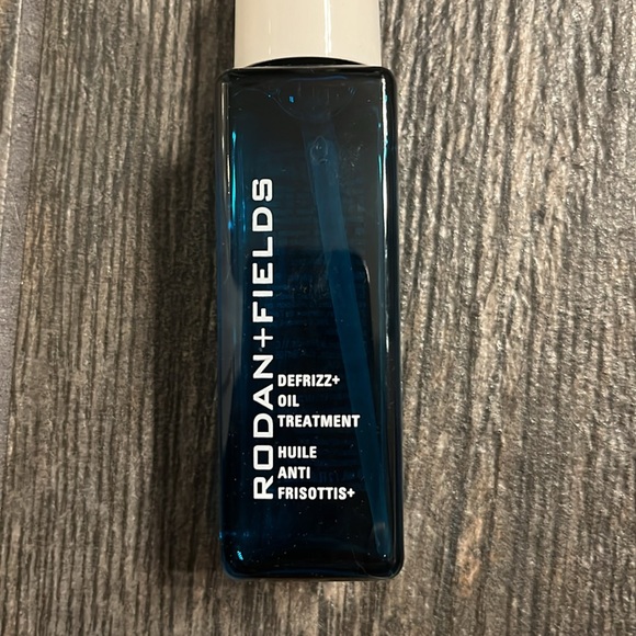 RODAN + FIELDS Defrizz Oil - Picture 3 of 3